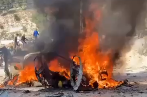 Kendaraan terbakar akibat serangan udara Israel, yang menewaskan dua pejuang Hamas di wilayah Tepi Barat. (tangkap layar X/@EyeonPalestine)